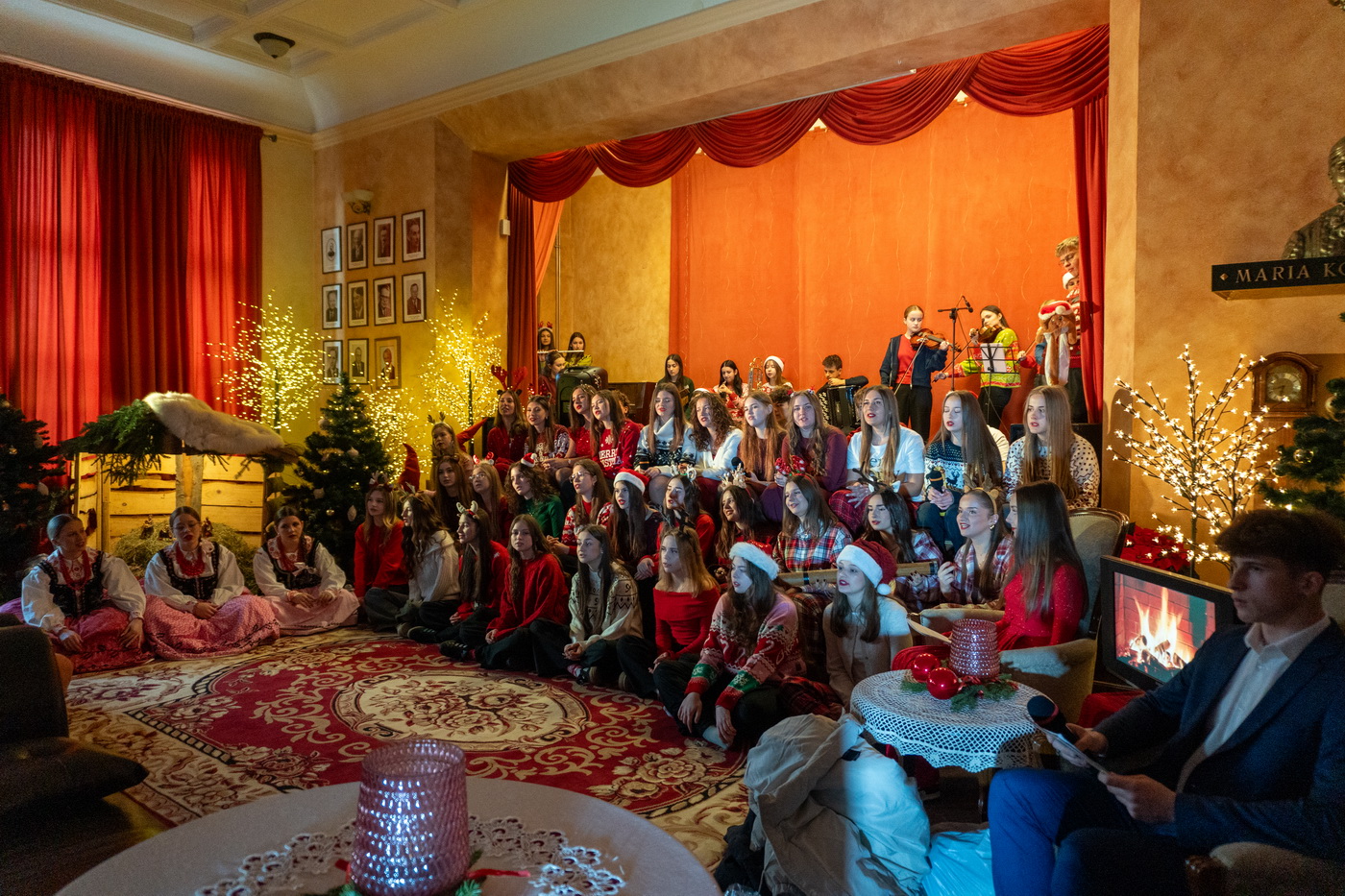 Zdjęcie Koncert Kolęd 2025 (16)153ed77c-1bfe-462f-b19b-ecd981e74e25.jpg w galerii Koncert Kolęd A. D. 2025 w II LO